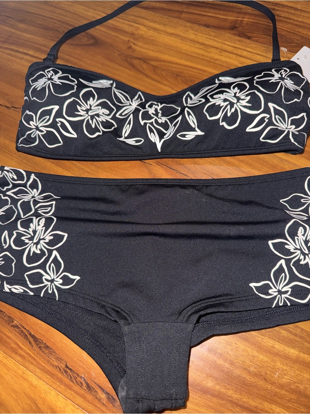 Hurley Black & White Floral Bandeau Bikini with Boyshorts. Med. Top Large bottom - Picture 3 of 6